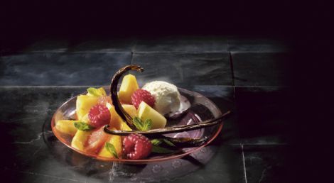 Warme vruchten met vanille-ijs
