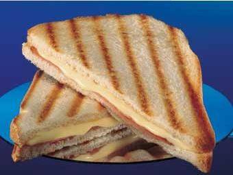 Tosti geitenkaas, honing, tomaat