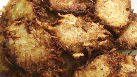 Placki – aardappelpannenkoekjes met saus van dronken champignons