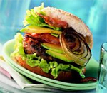 Hamburgers met avocado en krokante bacon