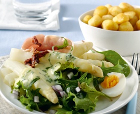 Asperges met basilicumsaus en ham