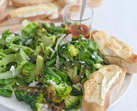 Broccolisalade met brietoast