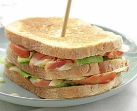 Clubsandwich met gerookte kip en avocado