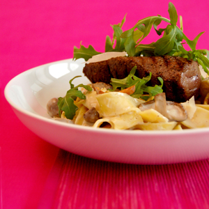 Gegrilde hertenbiefstuk met paddestoelen, rucola & pecorino