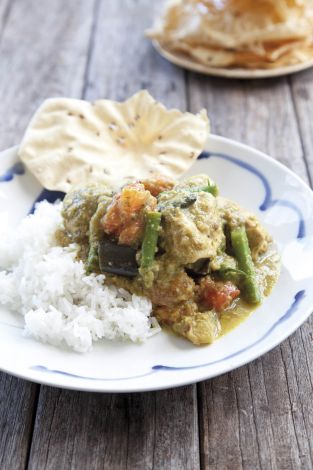 Kip korma met aubergine en sperziebonen