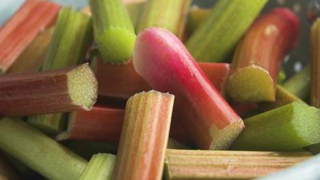 Pasta met rabarbersaus, aardbeien en gember