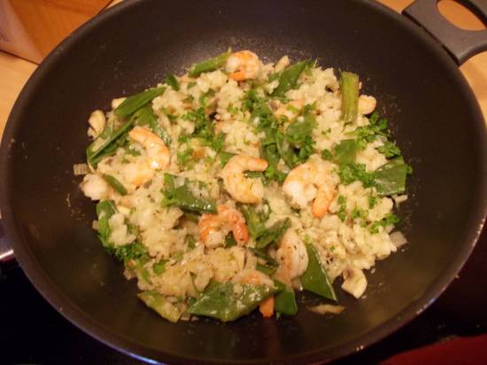 Romige risotto met garnalen, groene asperges en peultjes