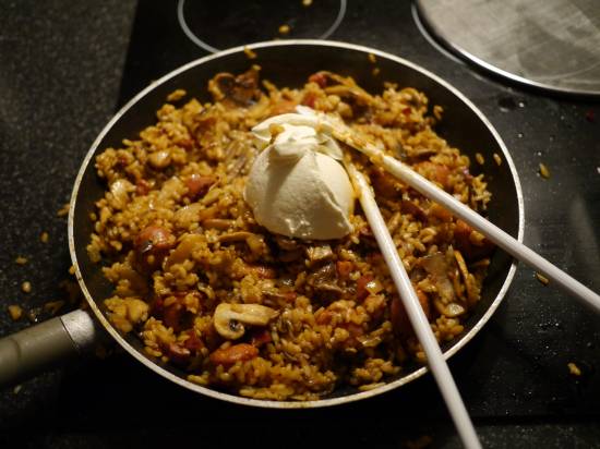 Rijstschotel met chorizoworstjes en champignons