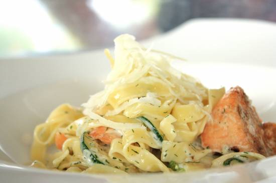 Zalm in wijnroomsaus met courgette en tagliatelle