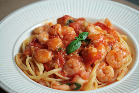 Makkelijke pasta met garnalen, chilisaus en creme fraiche