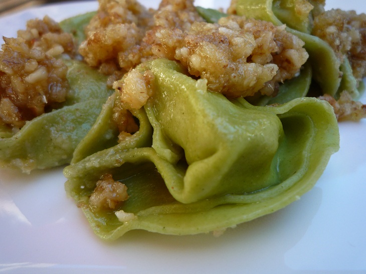 Gevulde pasta met geitenkaas en rucola-walnotenpesto