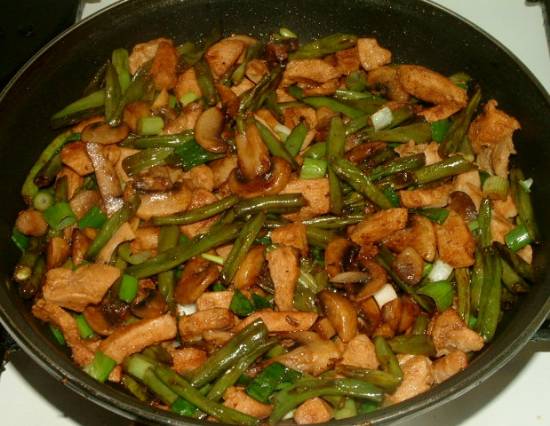 Chinees roerbak kipfilet met sperziebonen en champignons