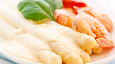 Asperges met garnaaltjes, viskuit en zure room