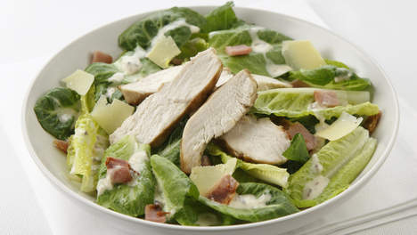 Caesar salad met gegrilde kip