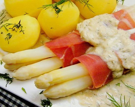 Asperges met serranoham, kriel en hemelse saus