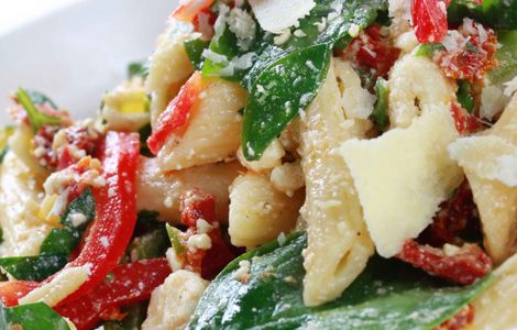 Romige pastasalade met spinazie, paprika en zongedroogde tomaten