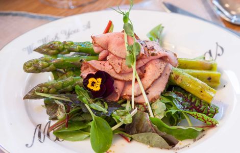 Salade met gegrilde groene asperges en fricandeau