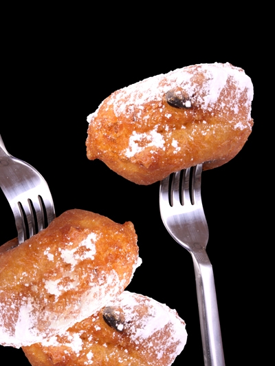 Oliebollen met lekkers.