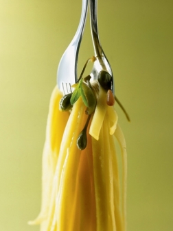 Knoflookpasta met pijnboompitjes en kappertjes, heerlijk en simpel.