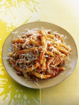 Pasta met tomaat, pittige worst en venkel