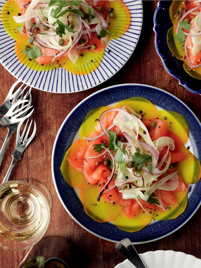 Dun geschaafde gele bieten met venkel, kappertjes en zalm