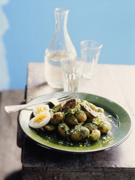 Gegrilde aardappelsalade met veel knoflook en groene kruiden