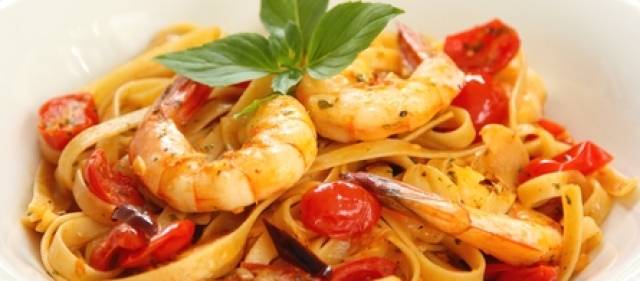 Verse Pasta met knoflook, tomaat, basilicum en garnalen