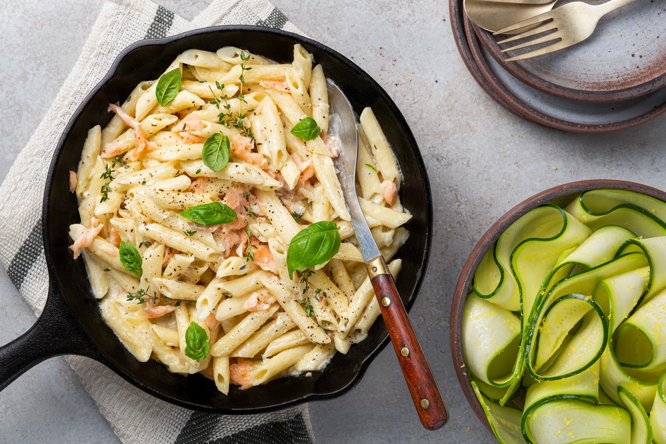 PASTA MET GEROOKTE ZALMSNIPPERS EN COURGETTESALADE