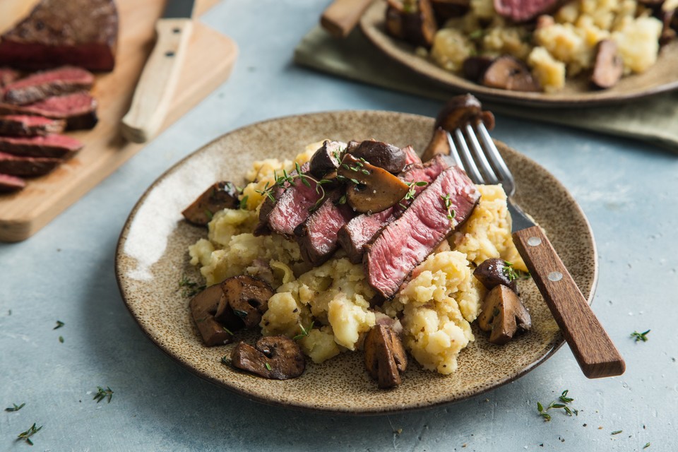 BIEFSTUK MET GEBAKKEN CHAMPIGNONS EN HETE BLIKSEM