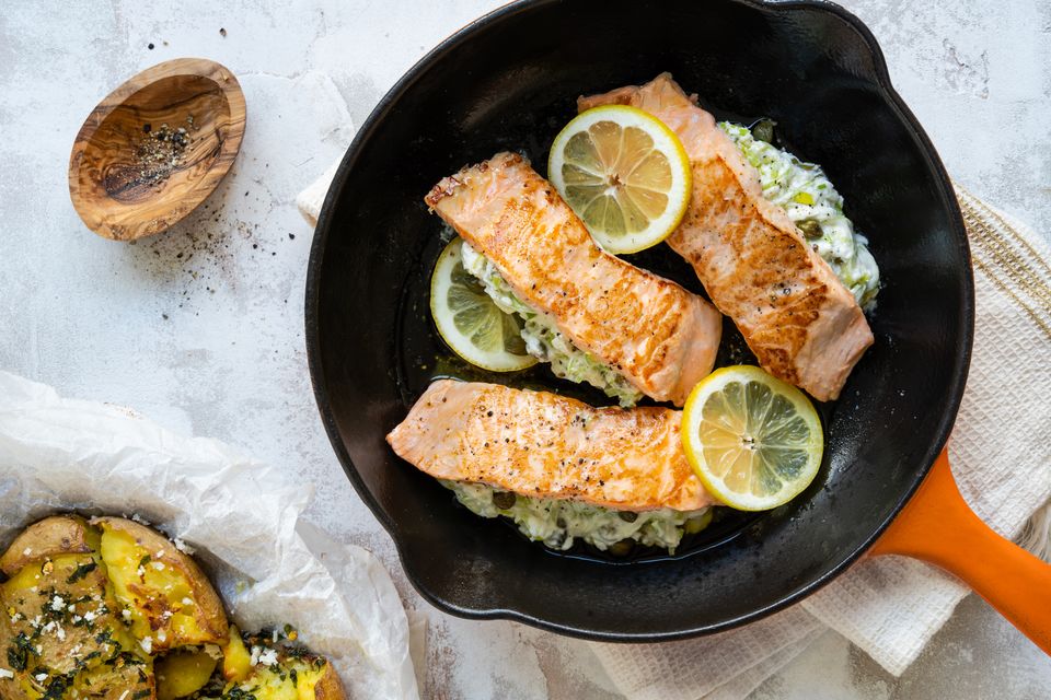 GEVULDE ZALM MET SMASHED POTATOES