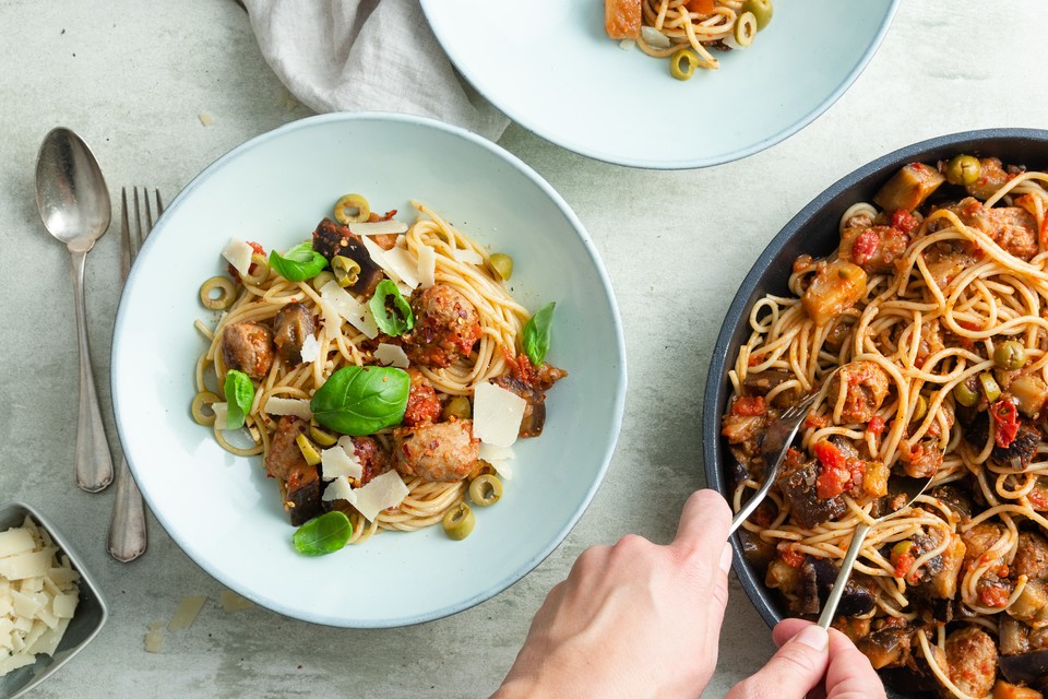 SPAGHETTI MET WORST EN AUBERGINE