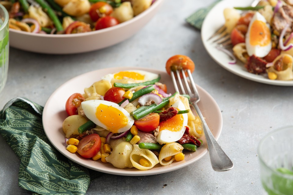 TONIJNPASTA MET HARICOT VERTS, MAÏS EN CHERRYTOMATEN