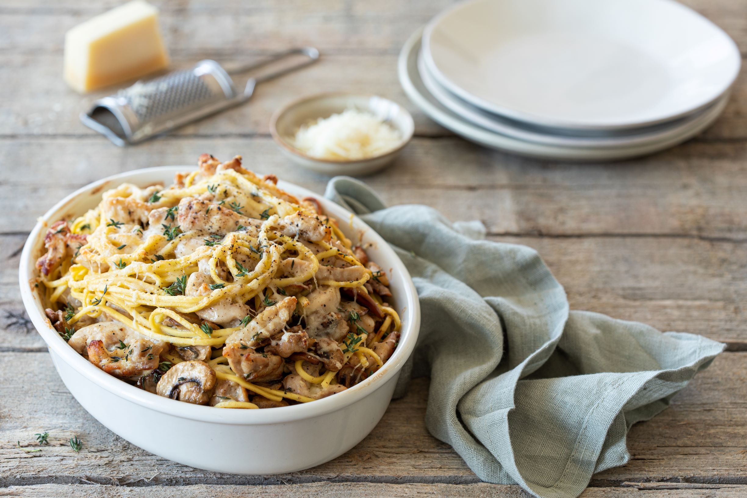 Romige pastaovenschotel met kip, champignons en tijm uit de oven